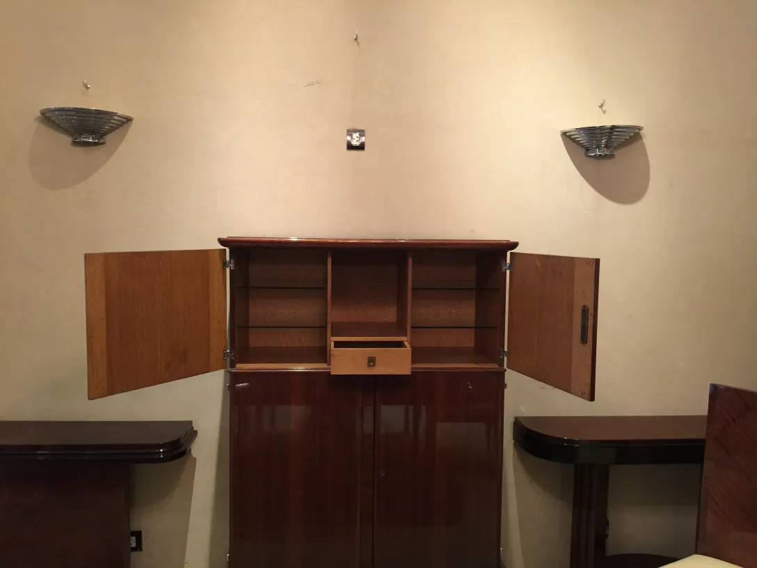 estante de livros antigo de madeira com portas abertas e um ambiente elegante