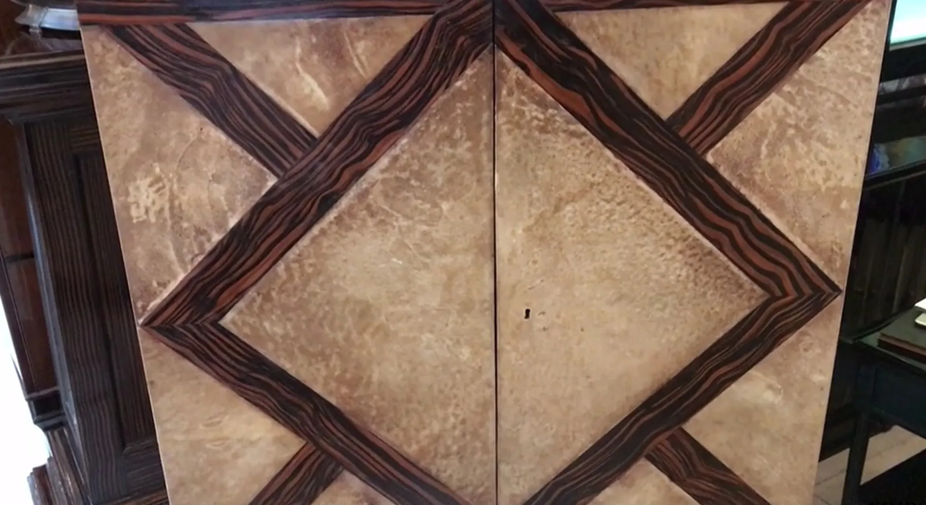 biblioteca antigua con diseño intrincado y elegante