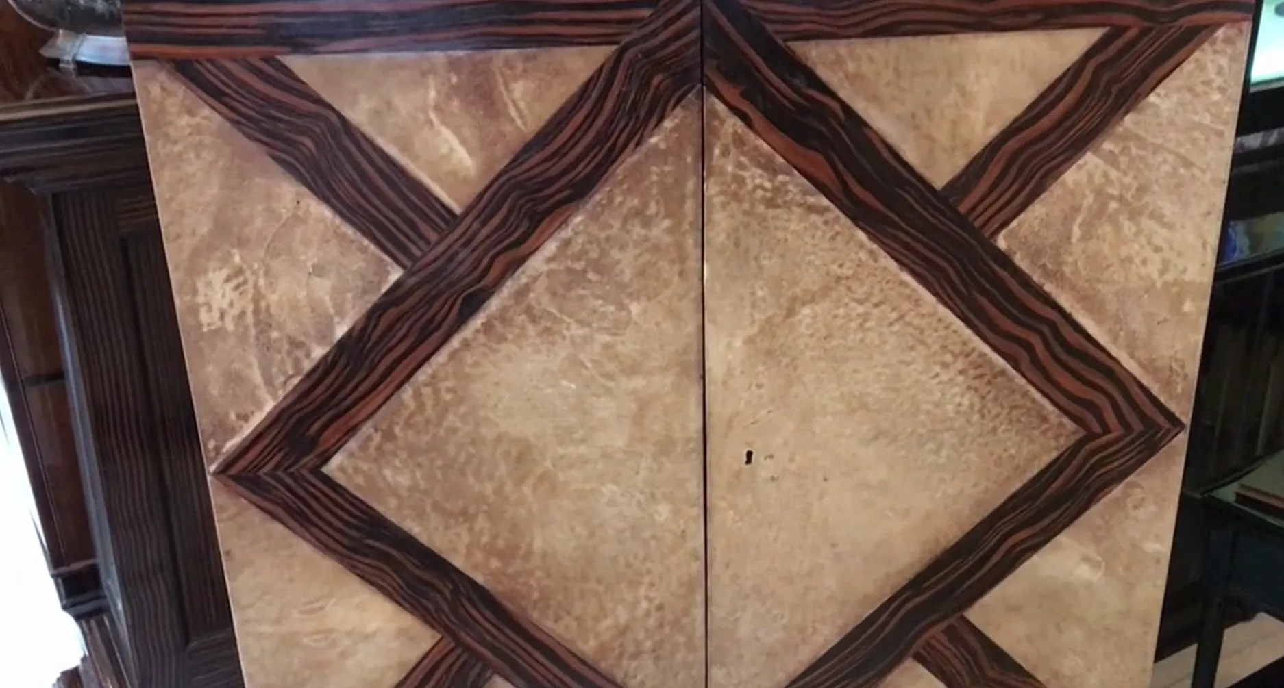 خزانة الكتب القديمة بتصميم هندسي وتفاصيل فريدة، موضوعة في بيئة كلاسيكية