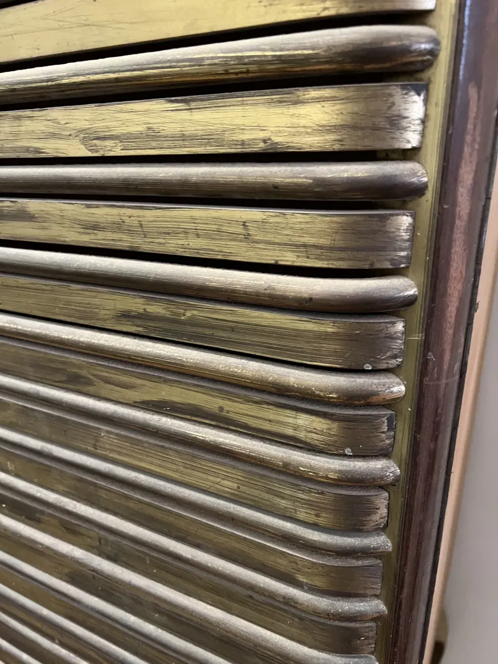 Meuble à cocktail ancien avec des détails décoratifs distinctifs.