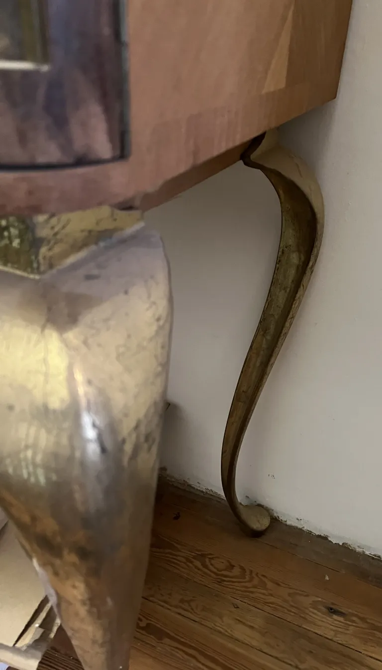 Mueble Bar antiguo con patas curvadas en un ambiente acogedor.