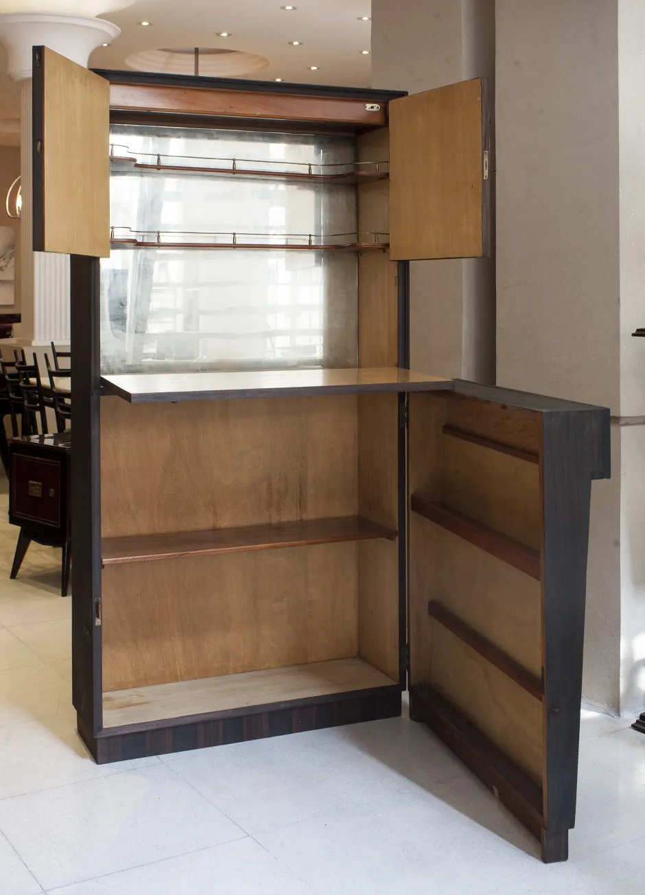 Mobile bar antico con ripiani e finiture eleganti