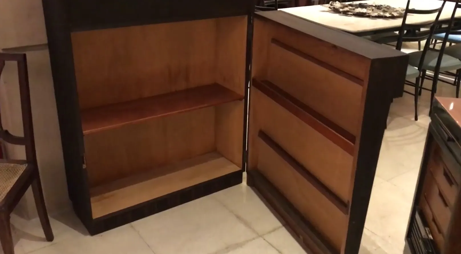 पुरातन कॉकटेल कैबिनेट लकड़ी की shelves के साथ एक सुरुचिपूर्ण सेटिंग में।