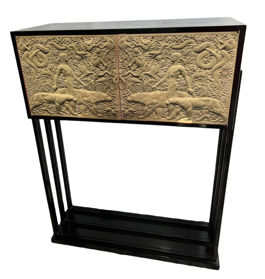 Antique bar with sculptural details and elegant shapes.