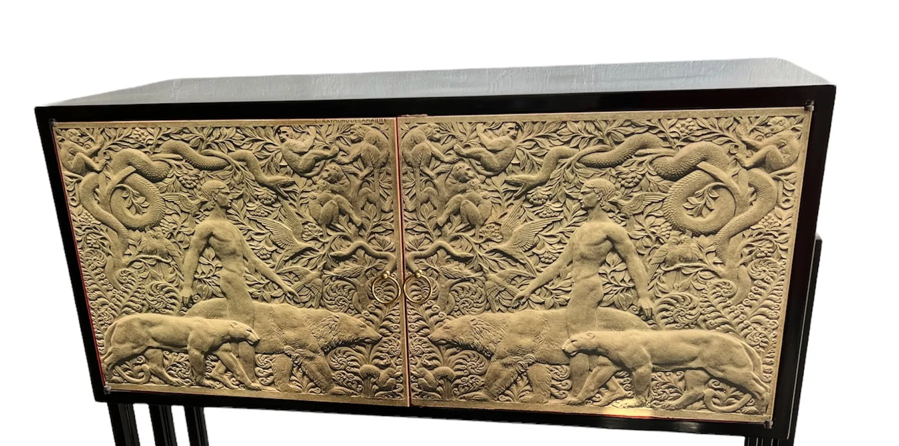 meuble à cocktail ancien en relief avec des animaux