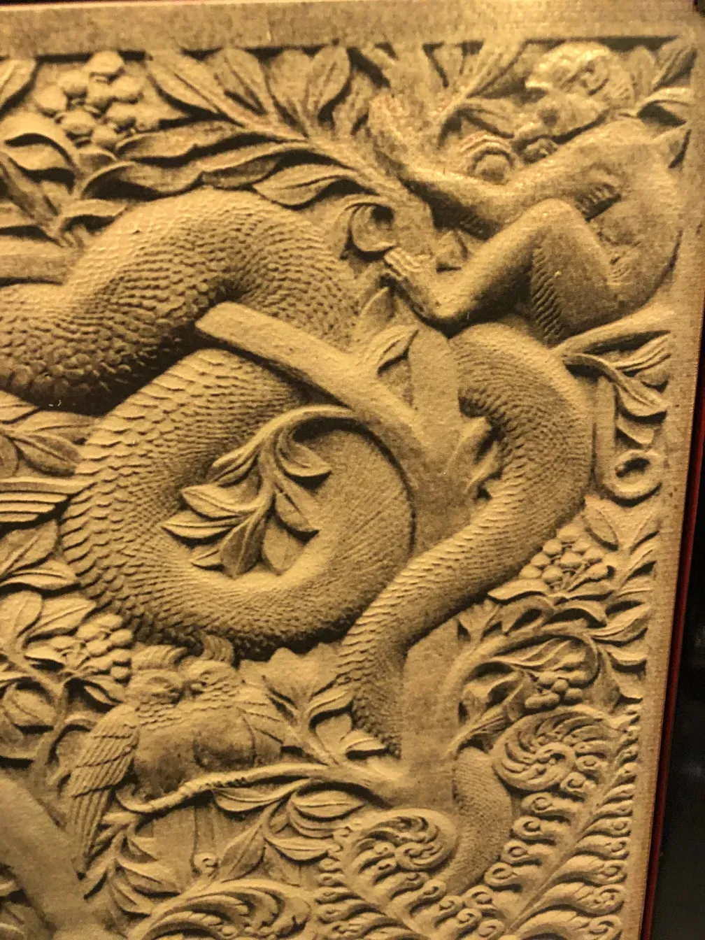 Bar antico con design di serpente e gigli