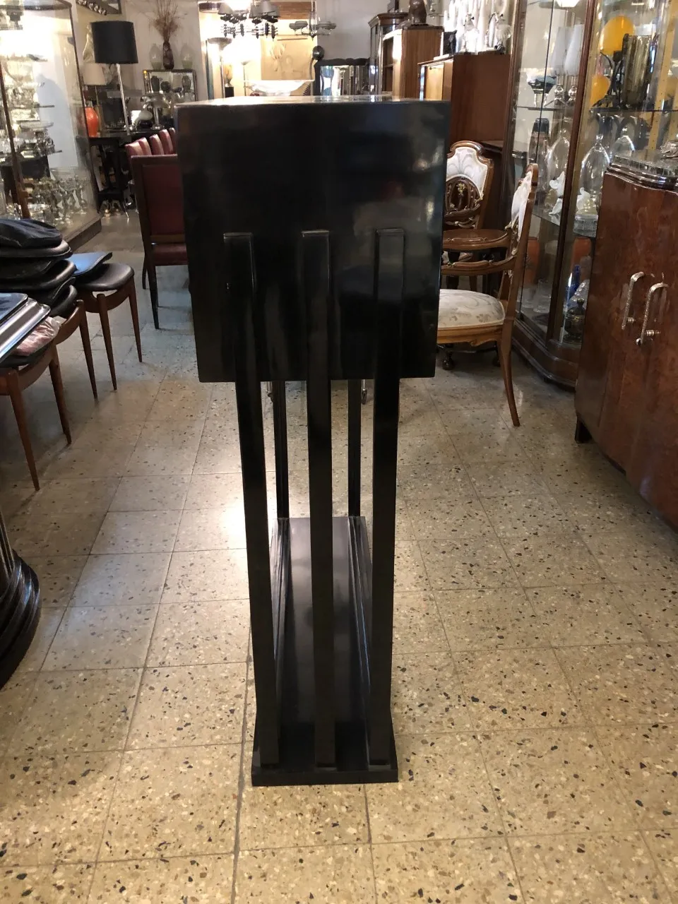 meuble à cocktail ancien de Marcelo peña dans un cadre classique avec des détails décoratifs