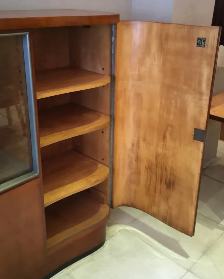 biblioteca antigua con estantes curvados y puerta de vidrio