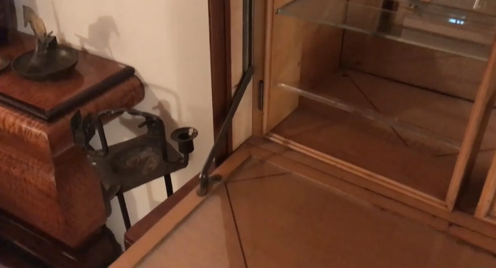 Ancien meuble à cocktail en bois avec des détails élégants.