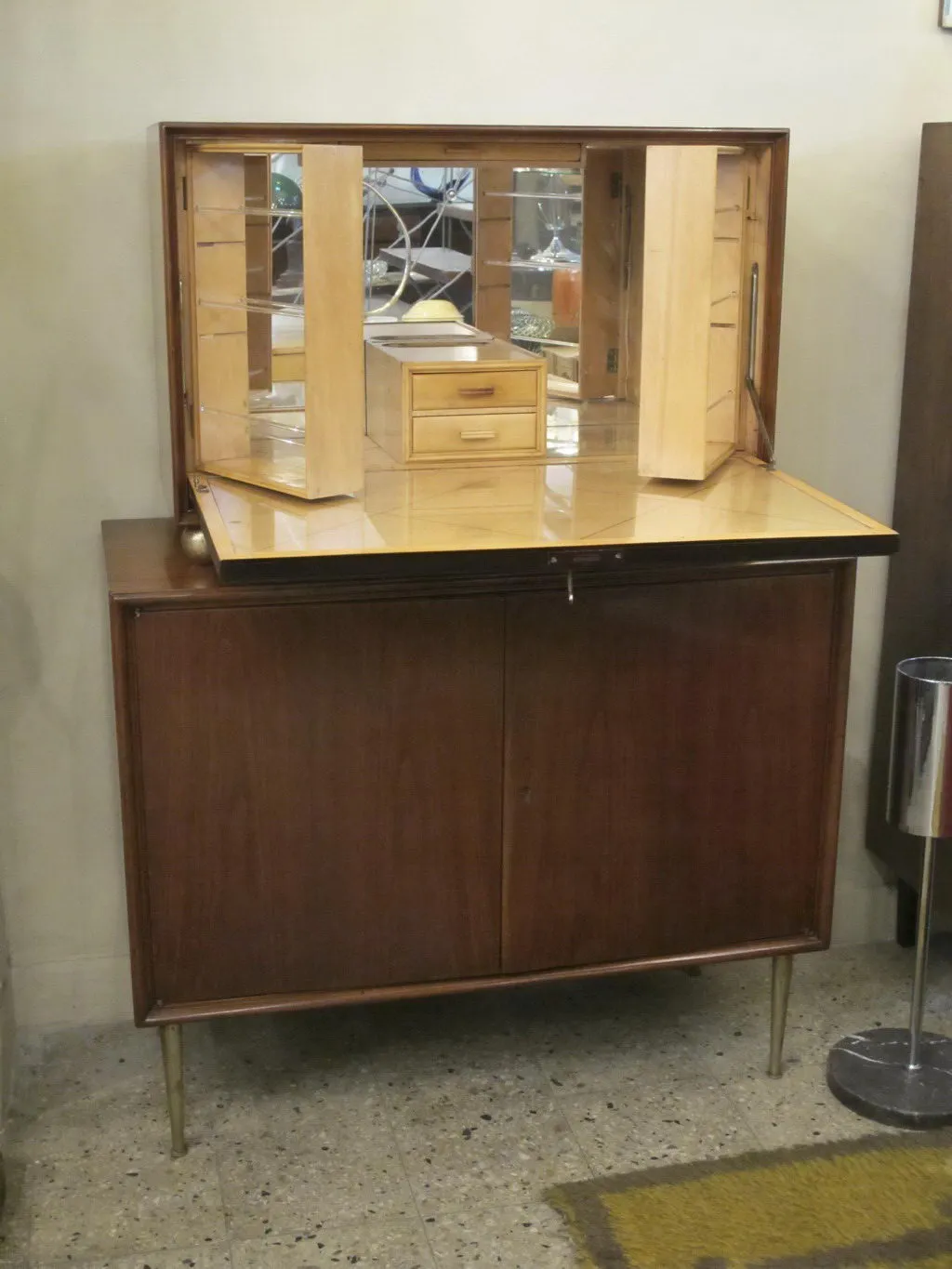 Meuble à cocktail ancien avec miroir et étagères.