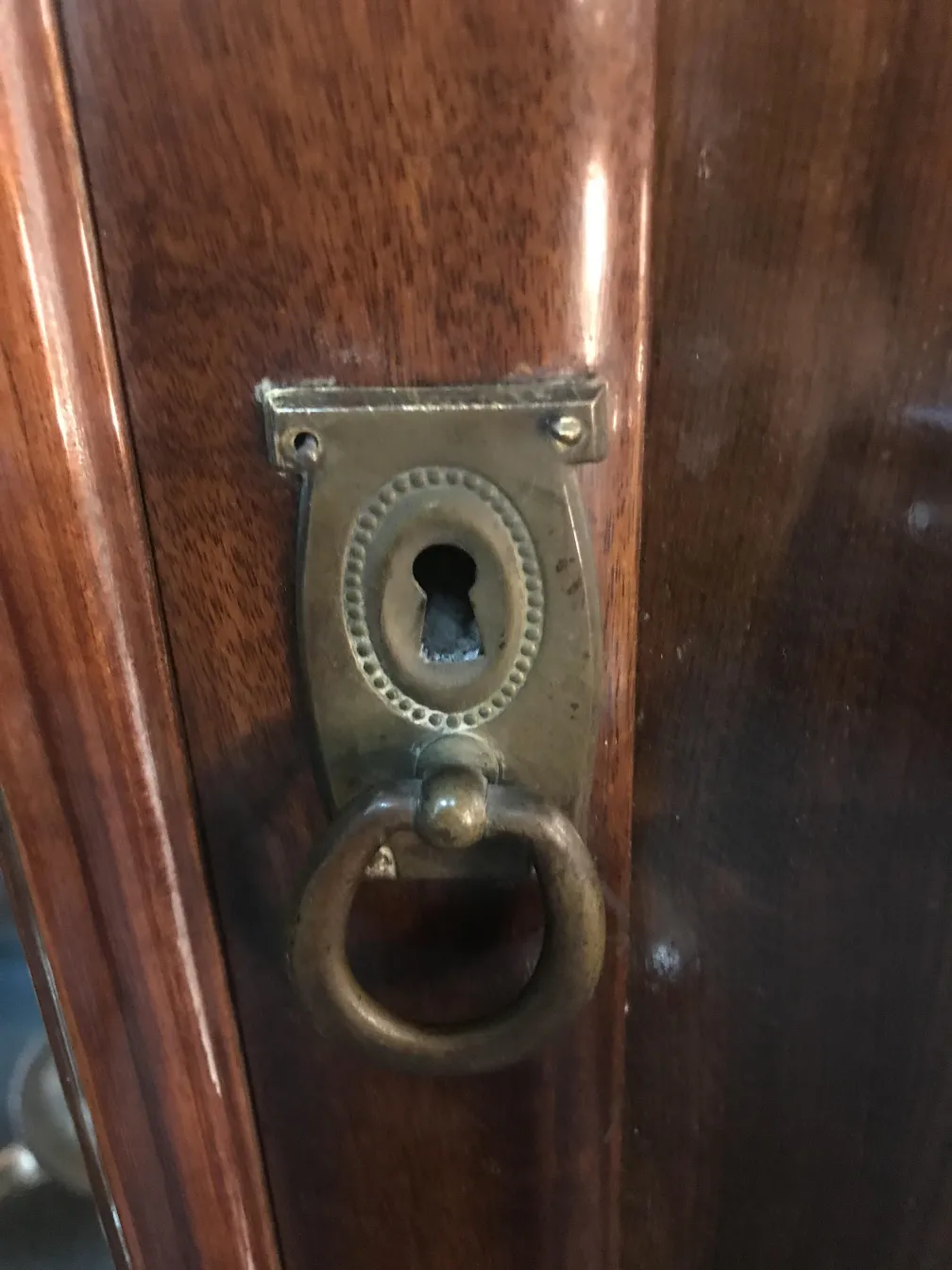 détail d'une colonne antique avec anneau et serrure décorative en bois