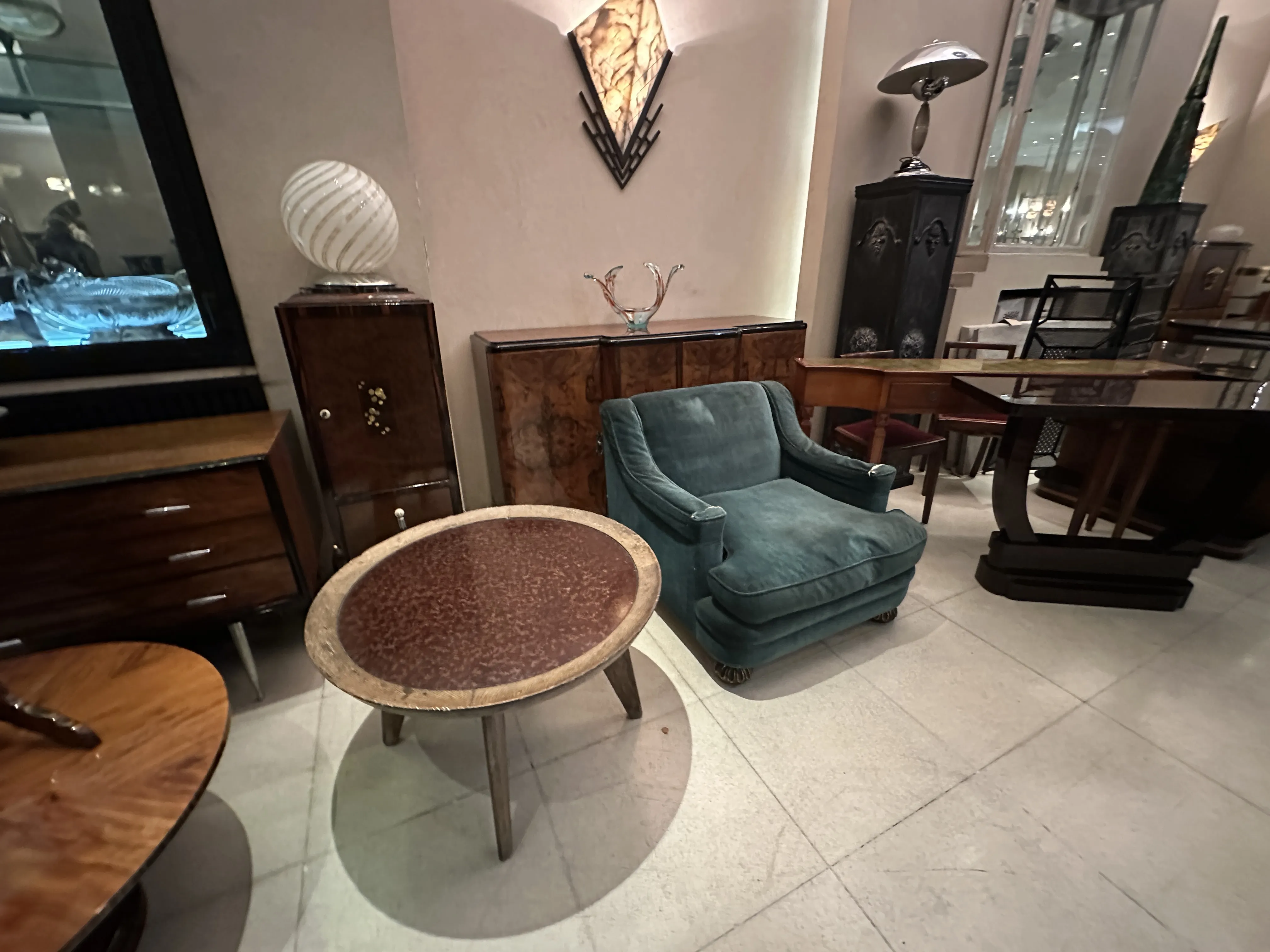 columna antigua decorativa junto a muebles vintage