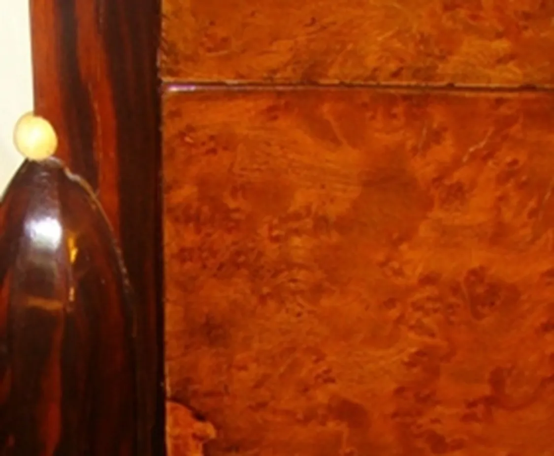 Antica colonna decorativa con una finitura elegante e dettagli, parte di un ambiente classico.