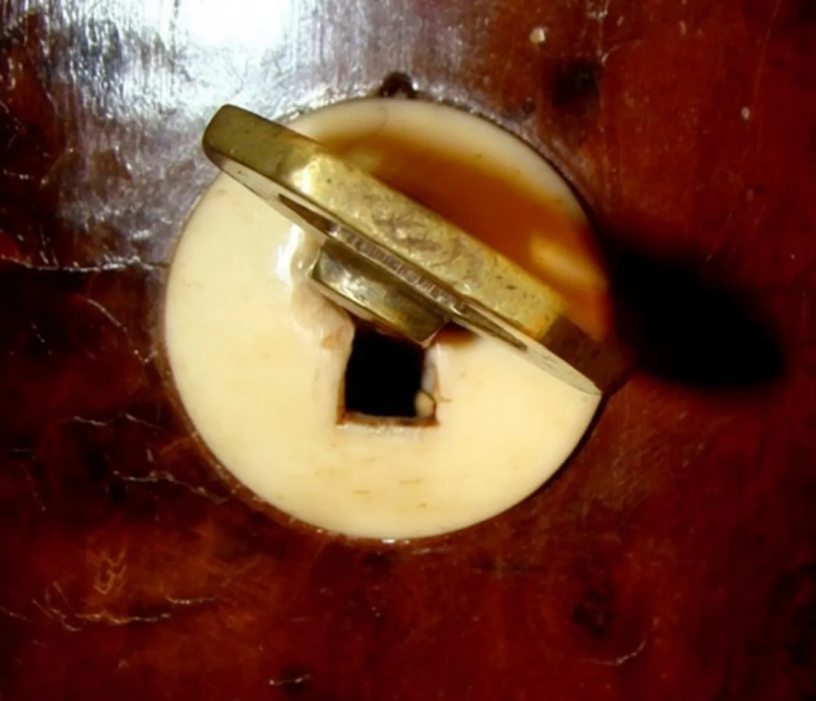 dettaglio di una colonna antica con un anello dorato