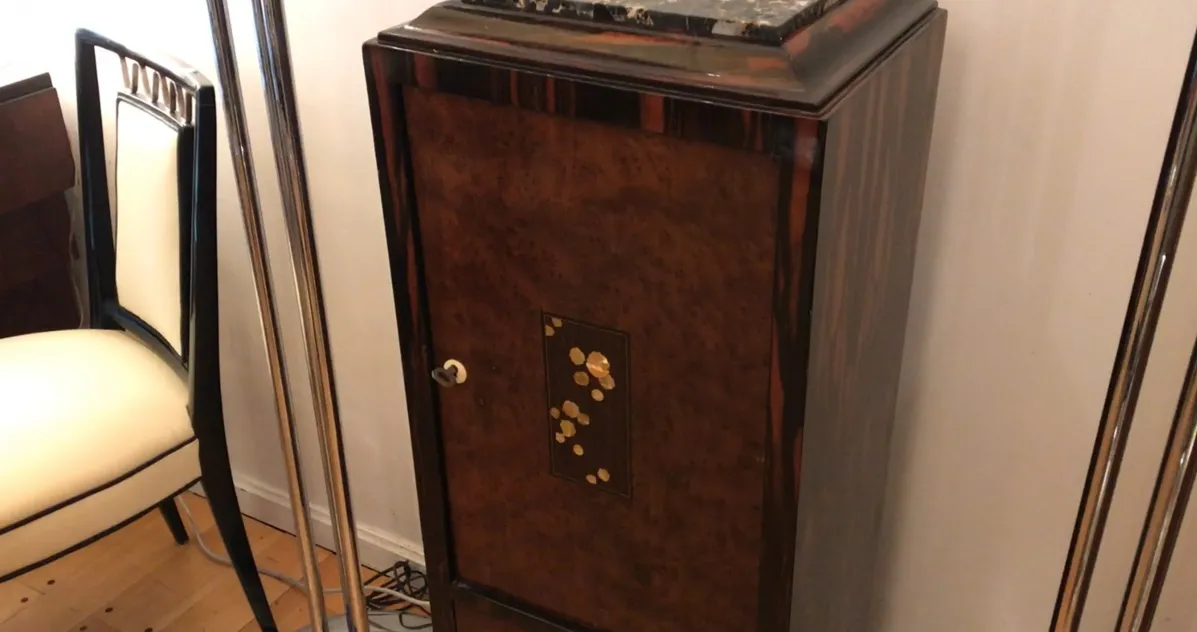 colonna antica con dettagli decorativi in un ambiente elegante