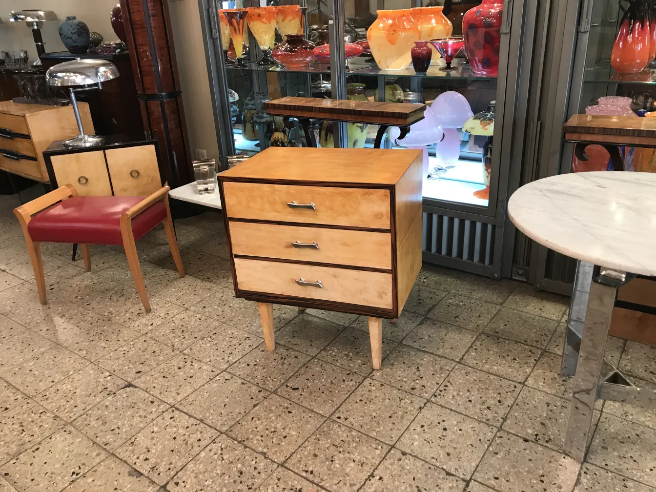 antiker nachttisch in einer bunten und vielfältigen dekorativen umgebung