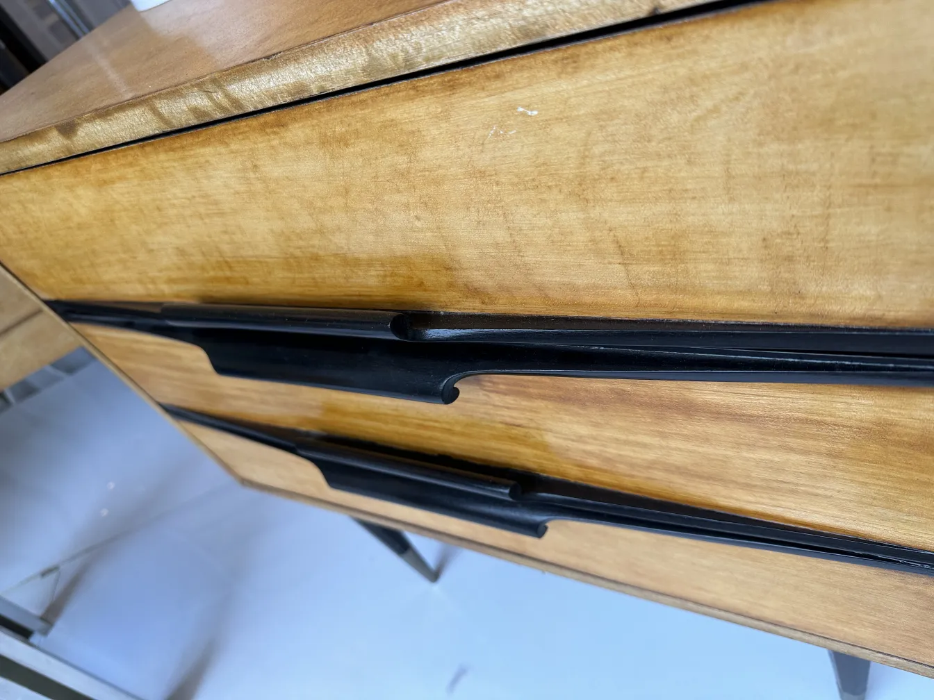 Mesas de luz antigas com design elegante e puxadores escuros em um ambiente aconchegante.