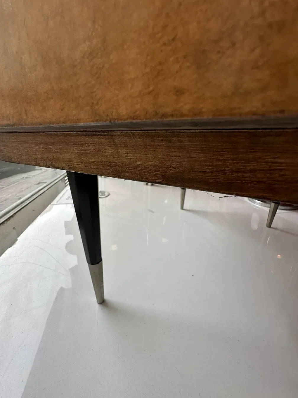 Mesa de luz antiga com detalhes visíveis, exibe um ambiente acolhedor