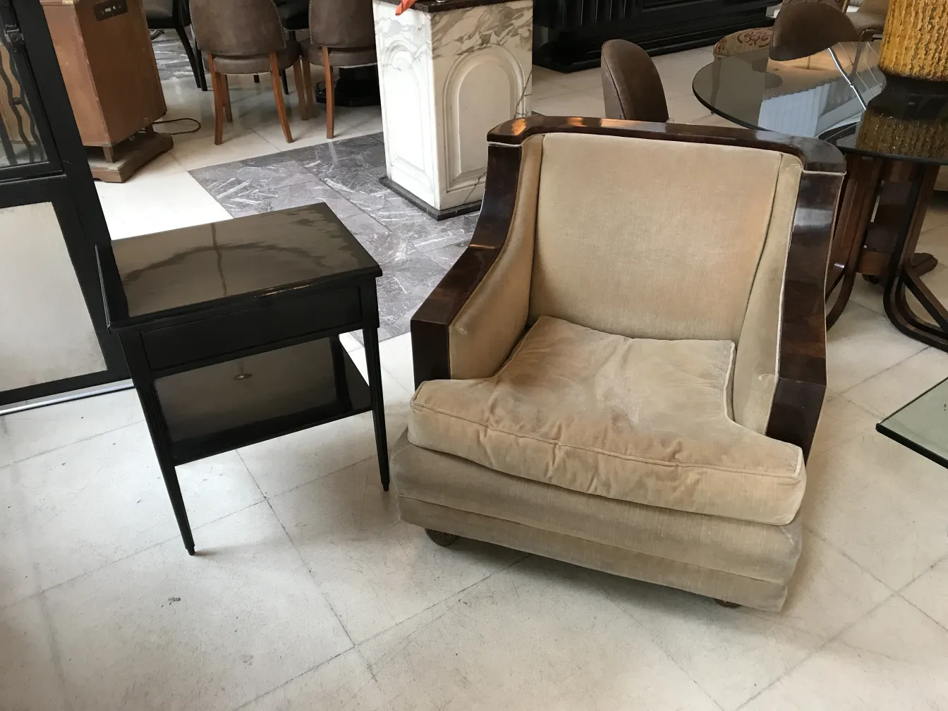 comodino antico in stile art deco con cassetto