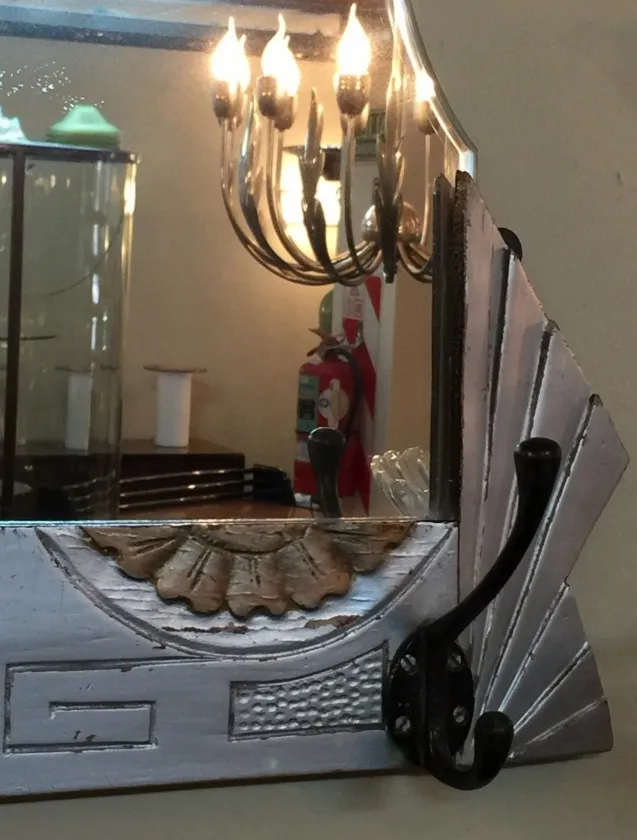 miroir ancien décoratif avec crochets dans un cadre vintage