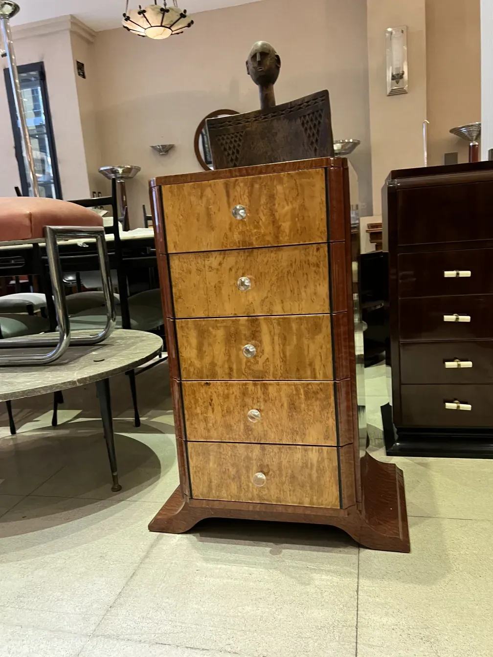 Commode en bois antique avec quatre tiroirs et poignées en verre