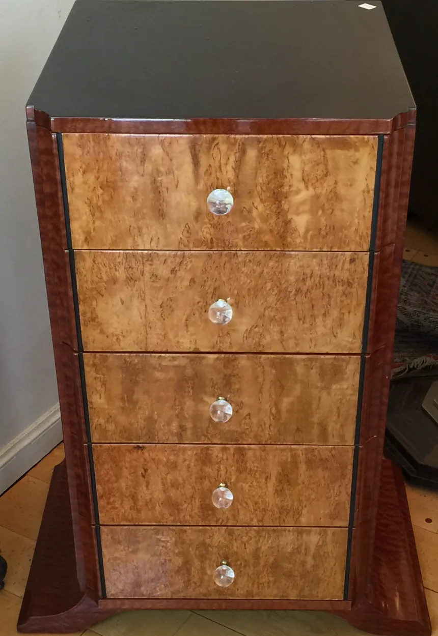 Antike Schublade mit eleganten Griffen in Brauntönen.