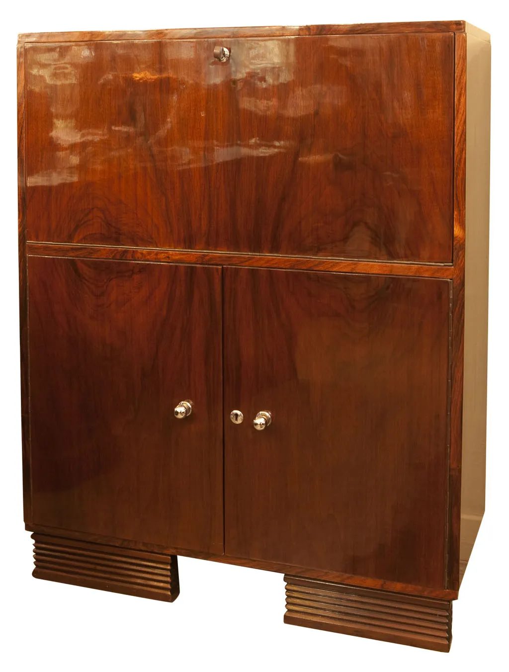 Scrivania antica in legno con ripiano e porte eleganti.