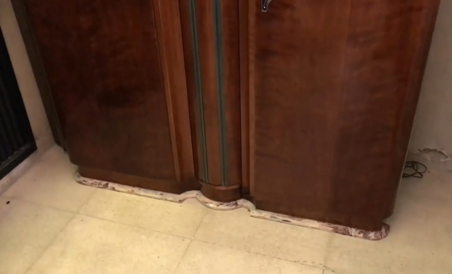 bibliothèque antique classique avec détails décoratifs