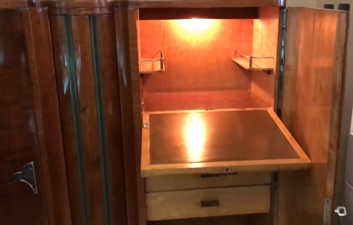 Offenes antikes Bücherregal mit beleuchteten Regalen, gemütliche Atmosphäre