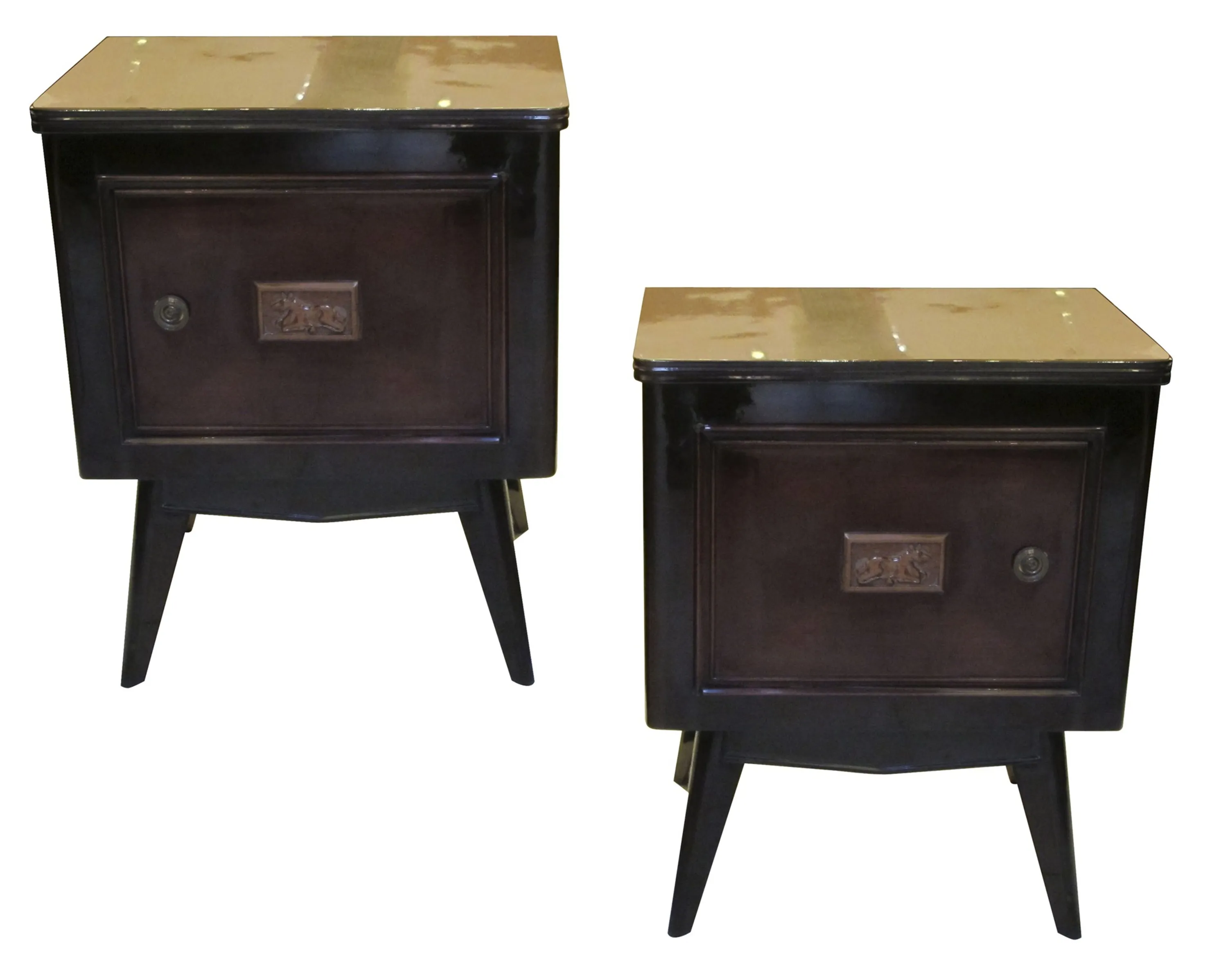 Tables de chevet antiques au design élégant, idéales pour toute chambre