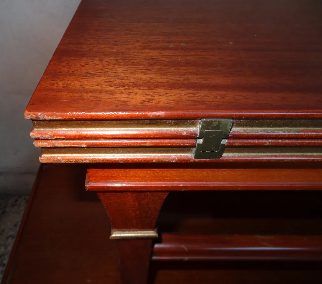 Table ancienne Comte pour quatre personnes, vue rapprochée.