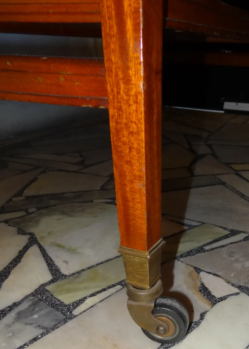 Tavolo antico con ruote, ideale per 4 persone, ambiente accogliente.