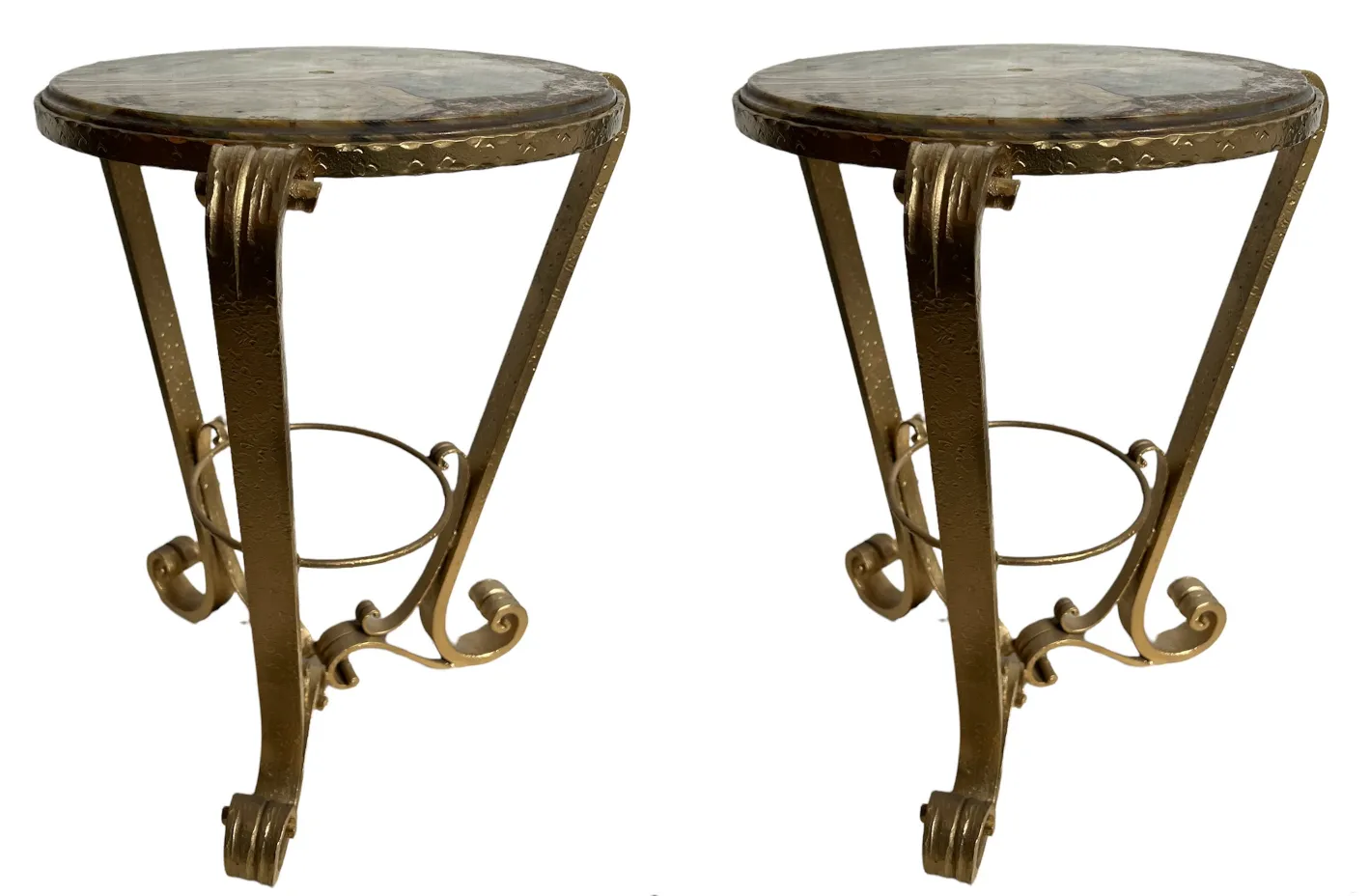 Deux petites tables anciennes décoratives avec un design élégant