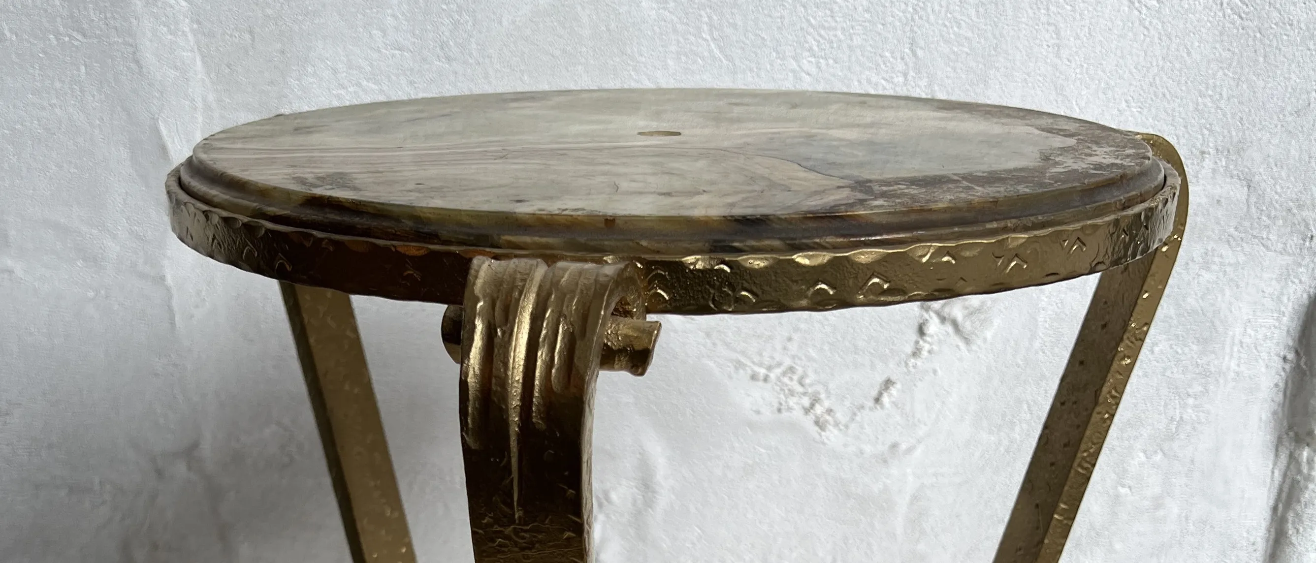 Deux petites tables anciennes avec un design décoratif, fond neutre