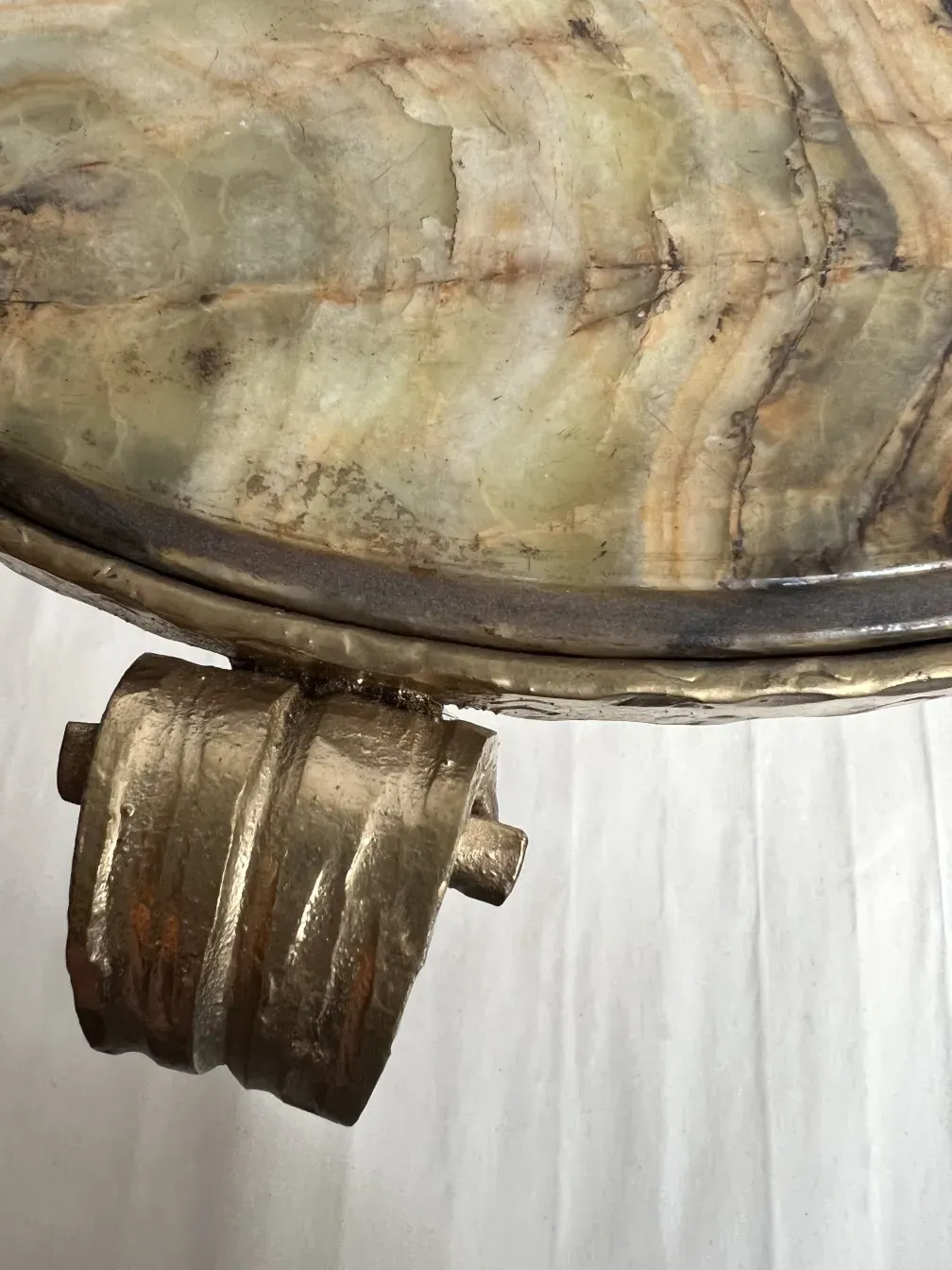 दो प्राचीन छोटी मेज़, अद्वितीय डिज़ाइन के साथ, एक सुखदायक वातावरण में