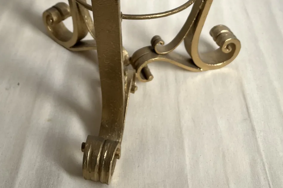 Vista de antiguas 2 mesitas con diseño estilo Art Nouveau, patas decorativas