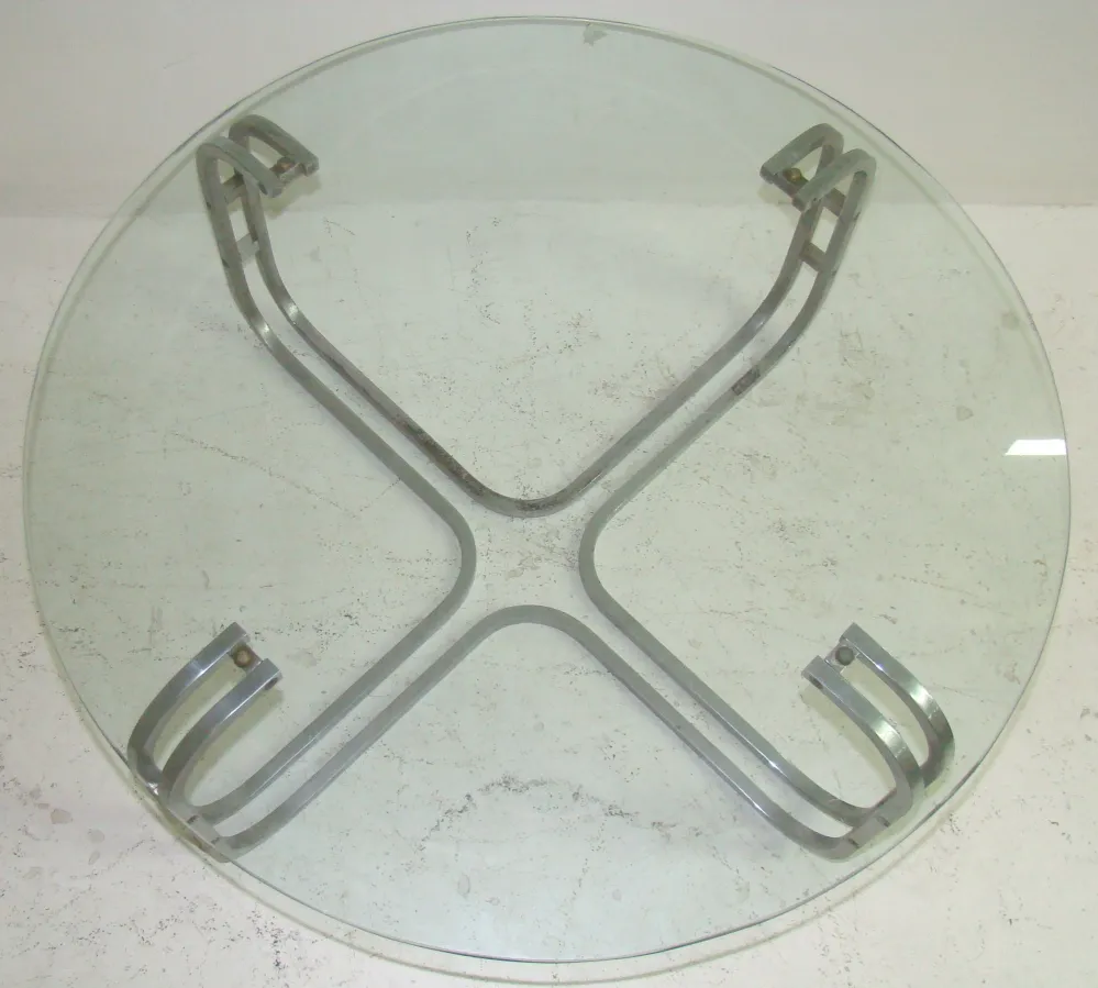 Tavolino da caffè antico art déco con base in metallo e piano rotondo.