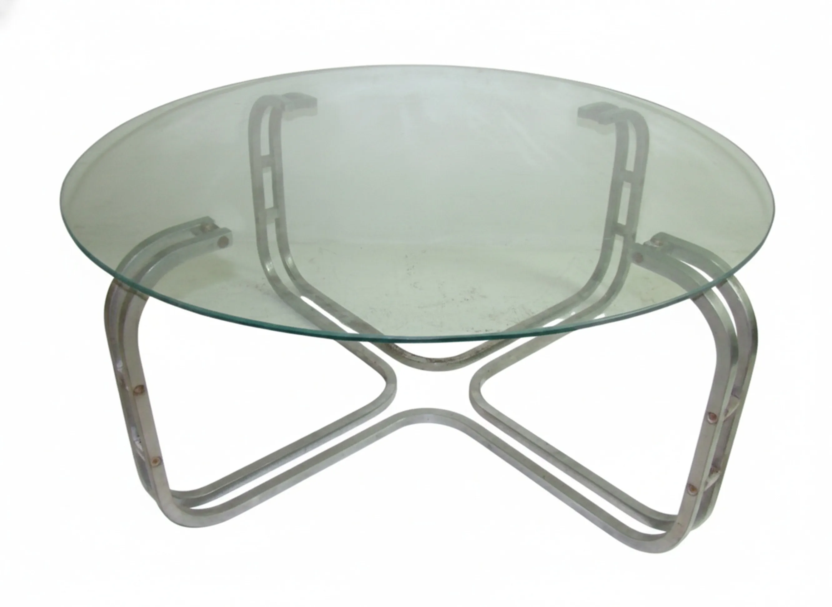 table basse ancienne au design ovale dans un cadre confortable