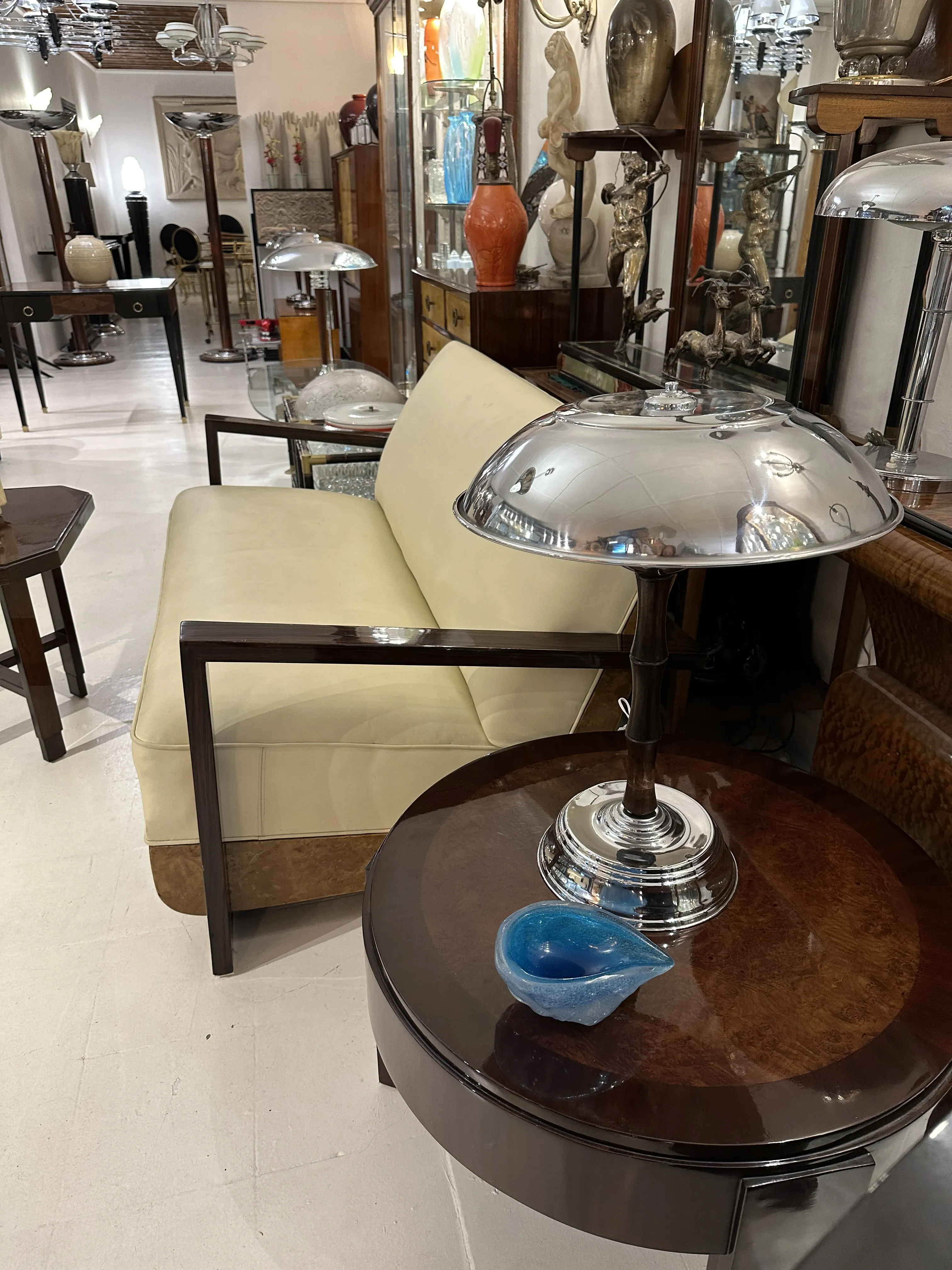 Duas mesas de centro antigas com design elegante em um ambiente refinado com decorações