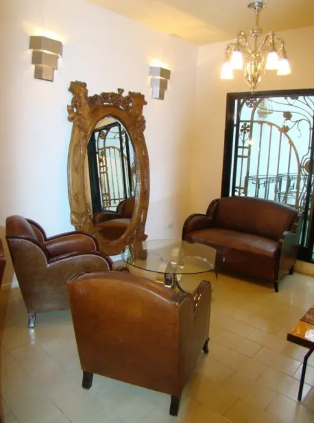 antiker Couchtisch Art Deco im Wohnzimmer