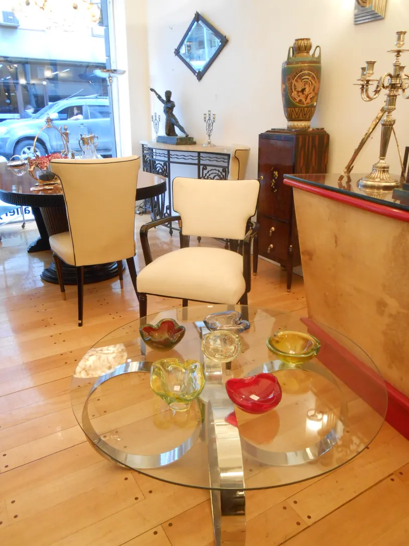 Tavolino da caffè antico con piano in vetro e ciotole decorative colorate