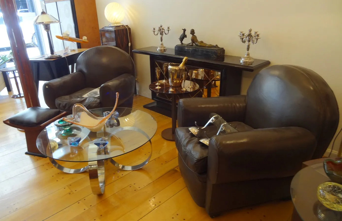 tavolino da caffè antico art déco di forma rotonda, decorato elegantemente, in un ambiente accogliente