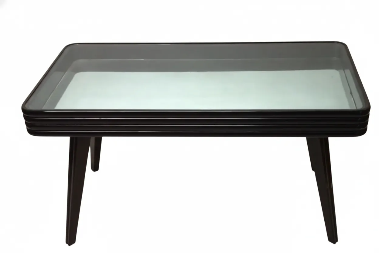 mesa de centro antiga com pernas elegantes em um ambiente aconchegante.