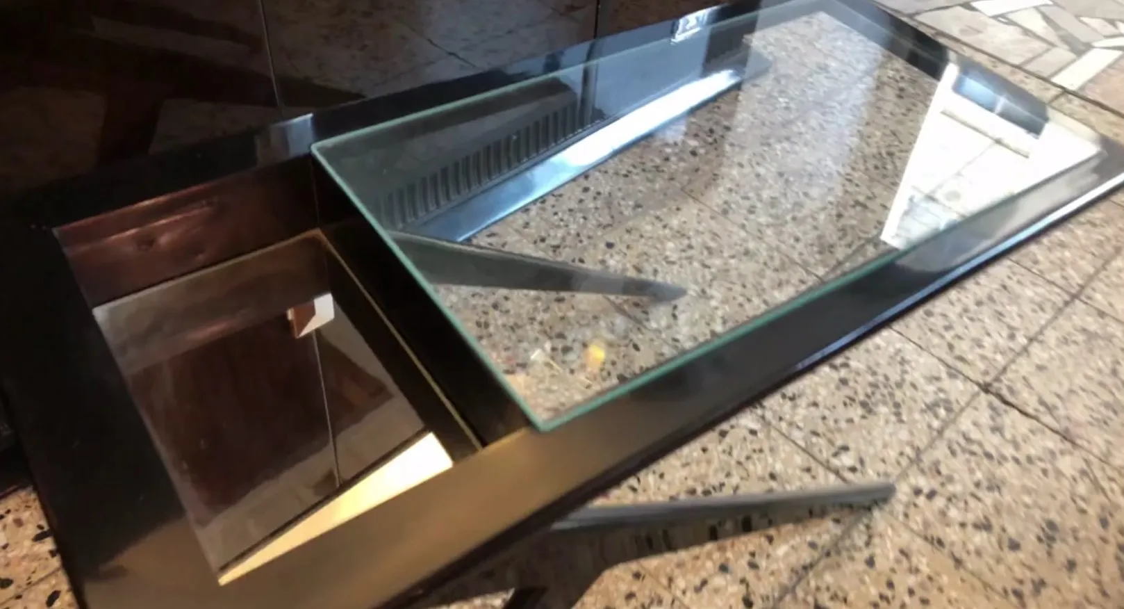 tavolino da caffè antico con superficie in vetro, ambiente elegante