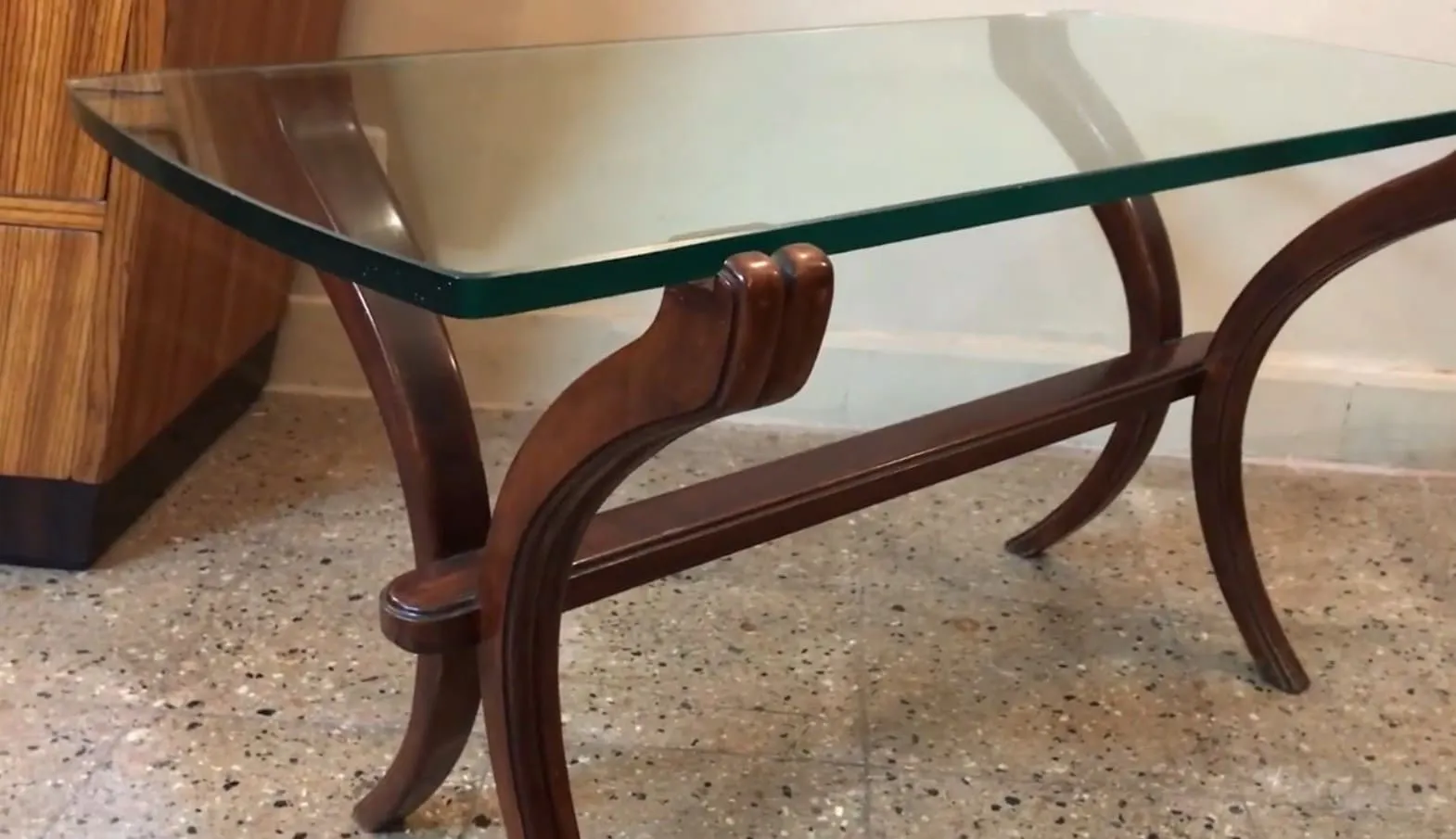 고전적인환경에있는우아한다리의고전적인커피테이블