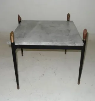table basse ancienne avec pieds en métal et détails dorés
