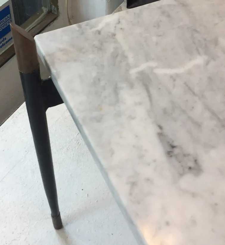 mesa de centro antiga dos anos 1960 com design clássico