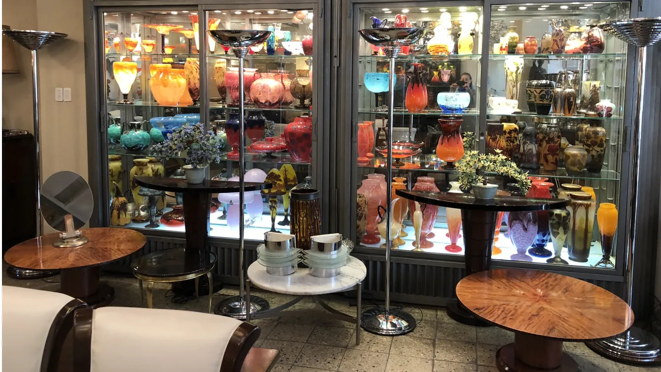 table basse antique conçue avec des éléments artistiques dans un cadre accueillant