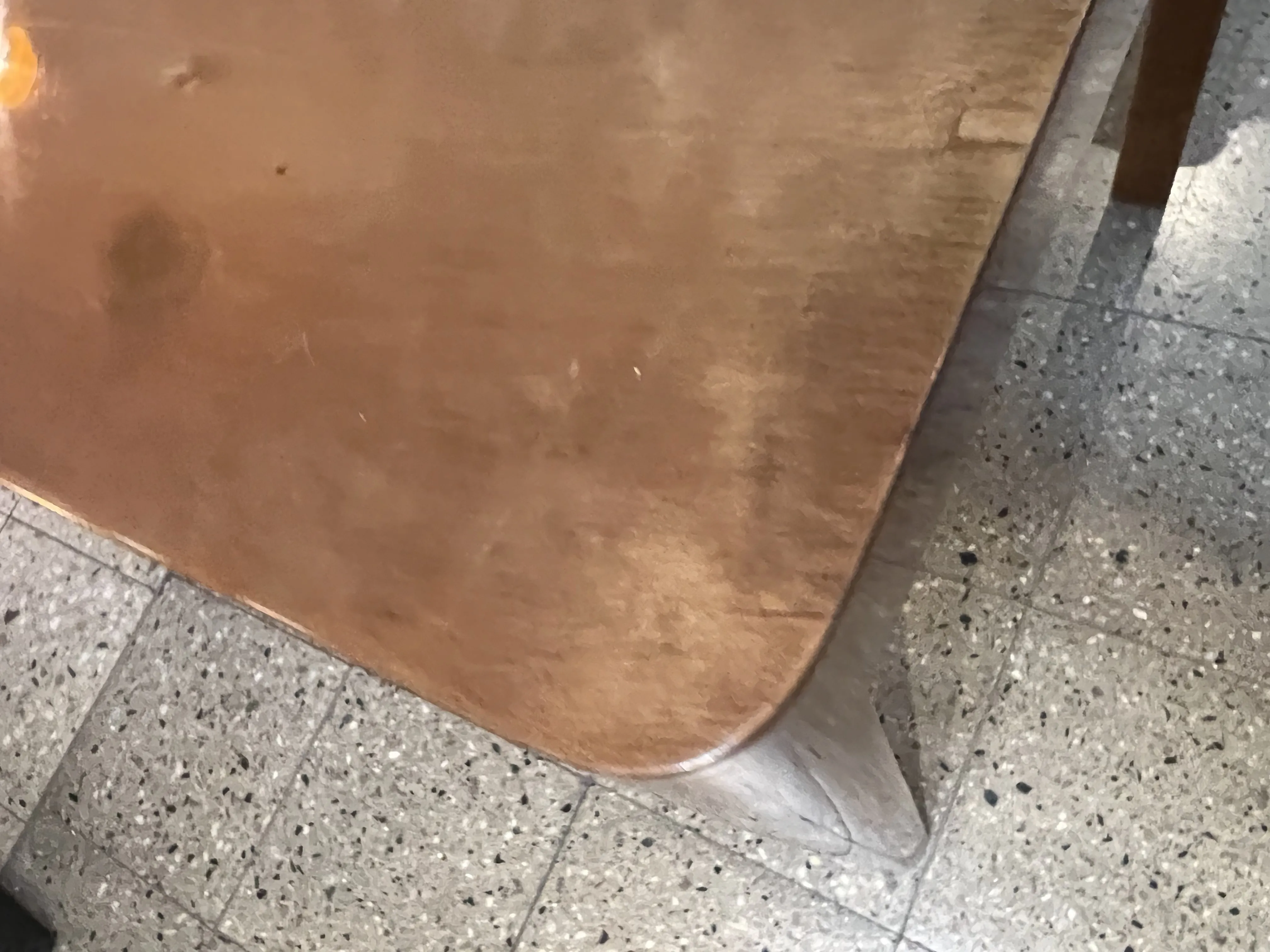 Tavolino da caffè antico con superficie liscia e bordi arrotondati