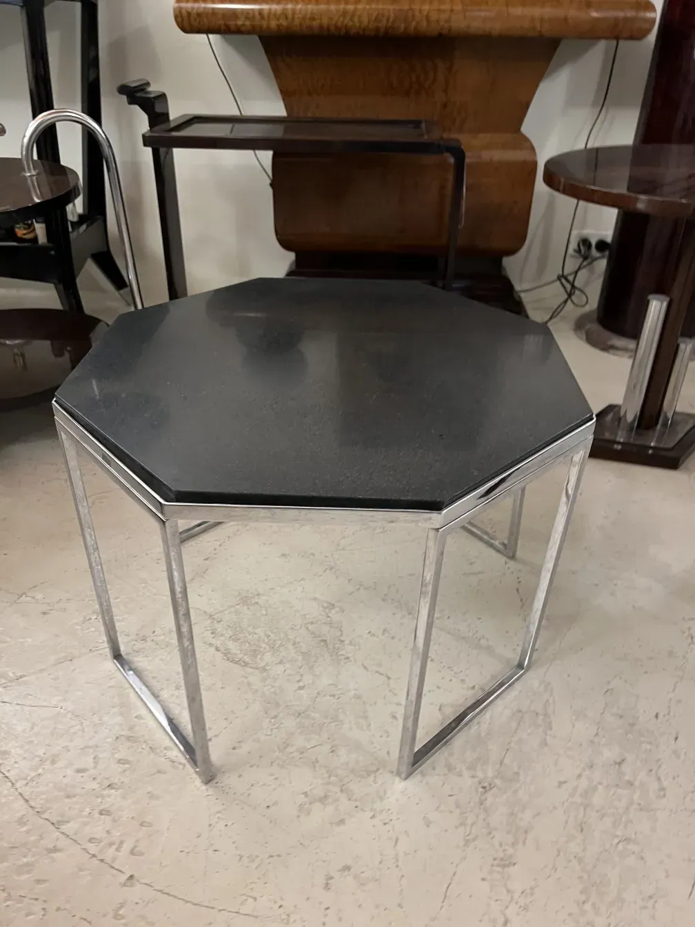 Mesa ratona antigua octagonal de donald deskey con patas metálicas